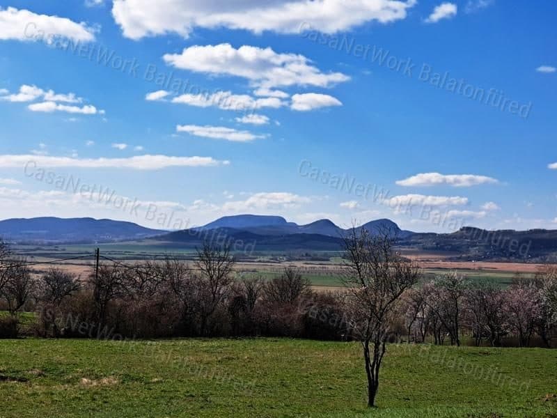 Landwirtschaftliche Fläche mit Panoramablick in Köveskál